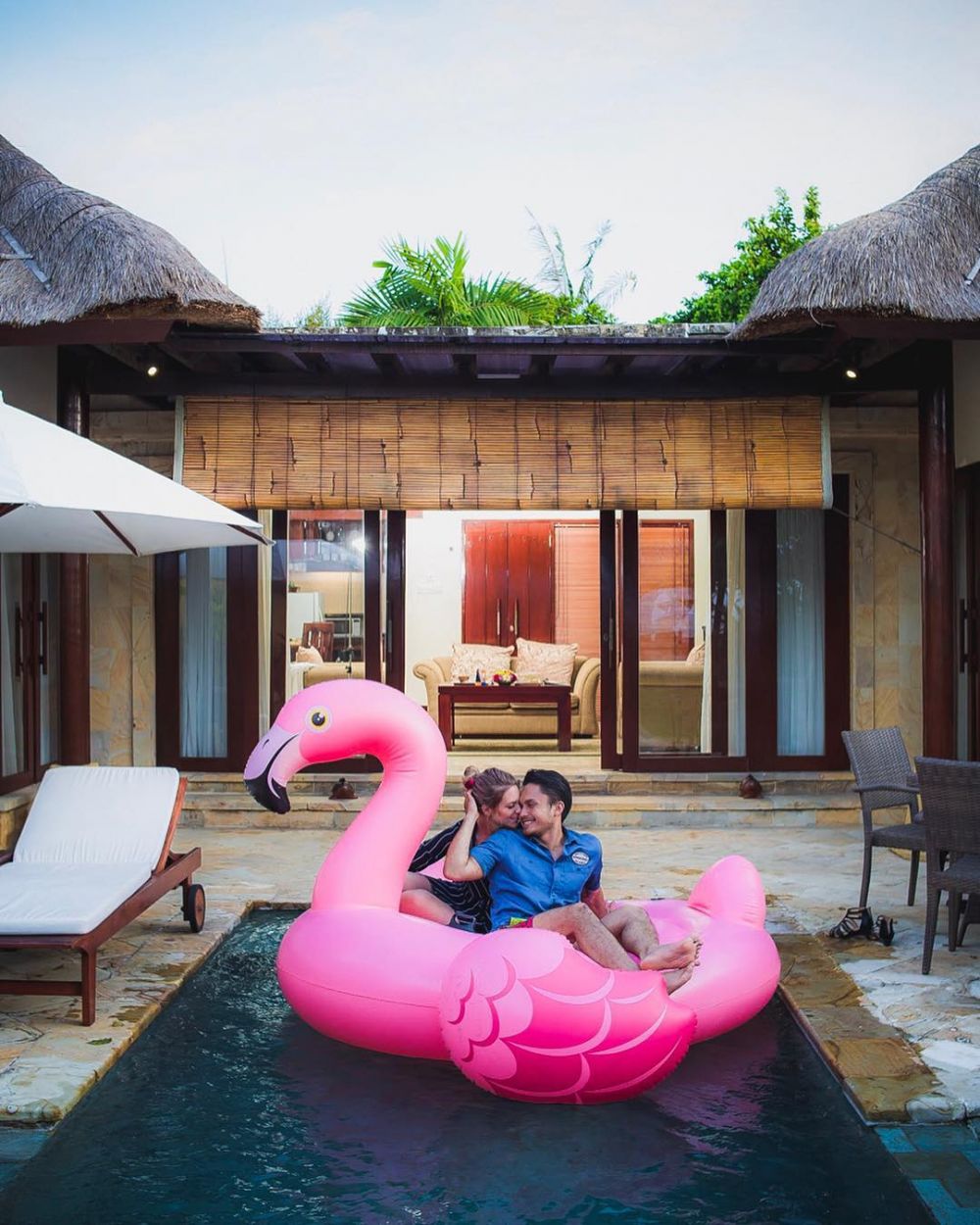 Jadi pengantin baru, ini momen 5 pasang seleb mesra di kolam renang