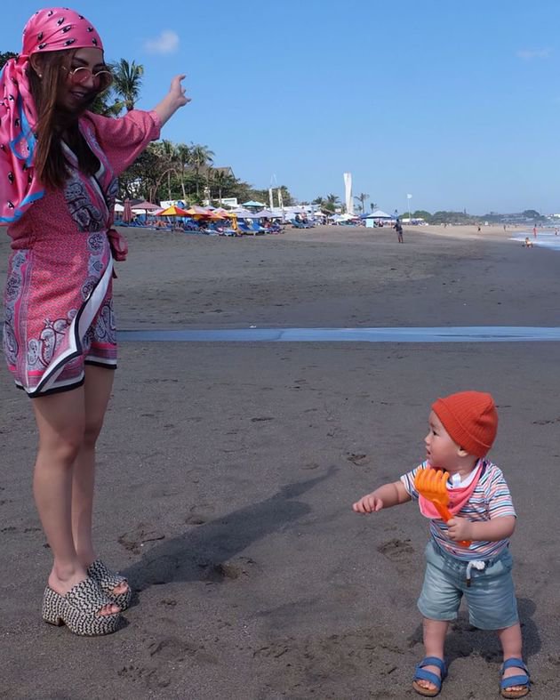 7 Momen Bella Shofie & suami liburan ke Bali, gayanya cetar