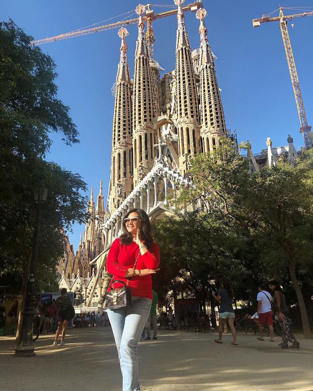 7 Momen Bella Saphira & suami liburan di Barcelona, sweet abis