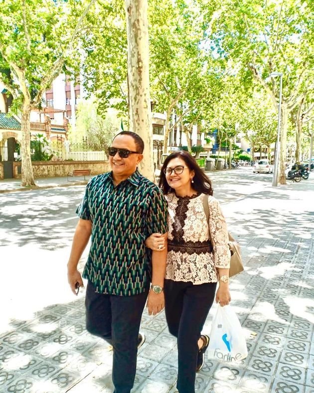 7 Momen Bella Saphira & suami liburan di Barcelona, sweet abis