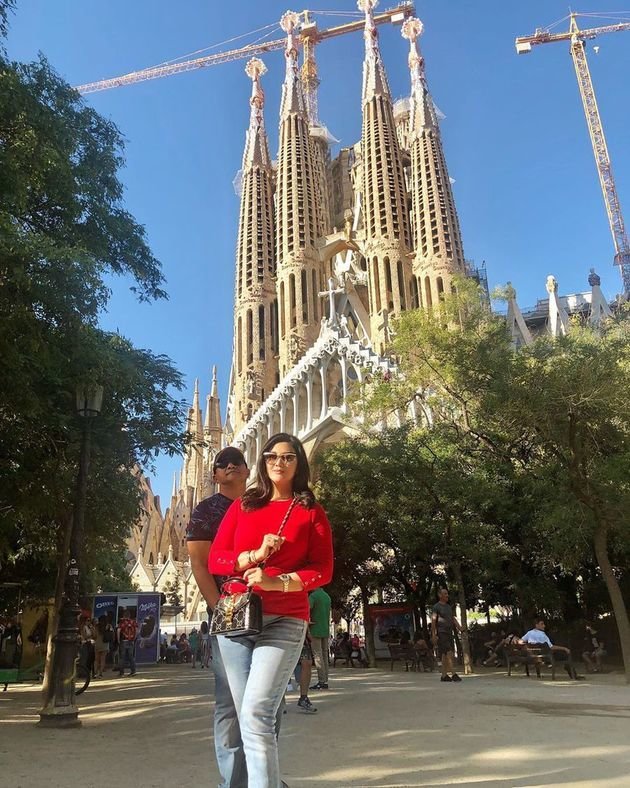 7 Momen Bella Saphira & suami liburan di Barcelona, sweet abis