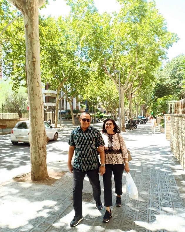 7 Momen Bella Saphira & suami liburan di Barcelona, sweet abis