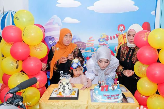 Dulu tampil seksi, ini 7 potret Amel Alvi yang kini belajar berhijab