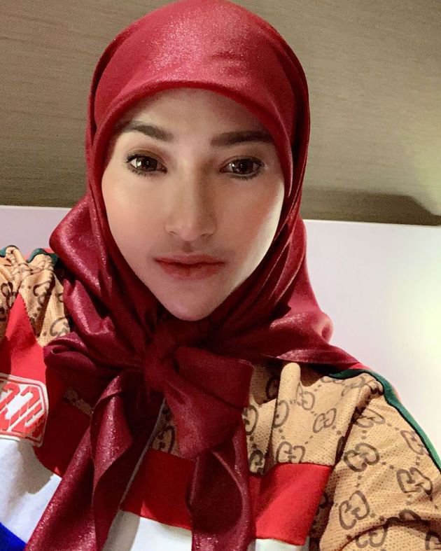 Dulu tampil seksi, ini 7 potret Amel Alvi yang kini belajar berhijab