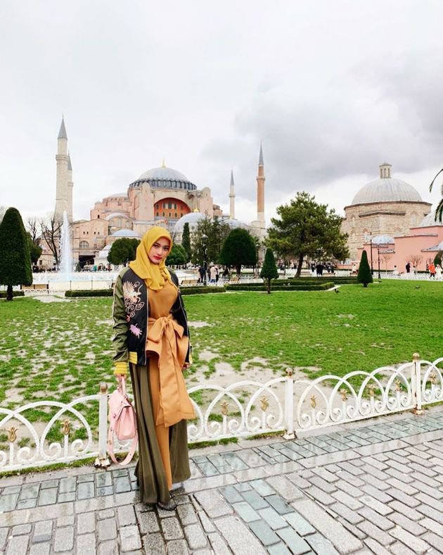 Dulu tampil seksi, ini 7 potret Amel Alvi yang kini belajar berhijab