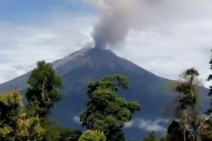 Gunung Kerinci erupsi & semburkan abu 800 meter, ini penampakannya