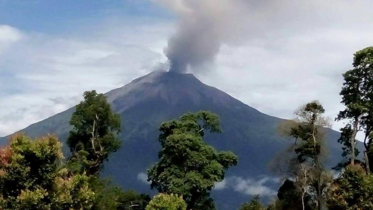  Gunung Kerinci  erupsi semburkan abu 800 meter ini pena