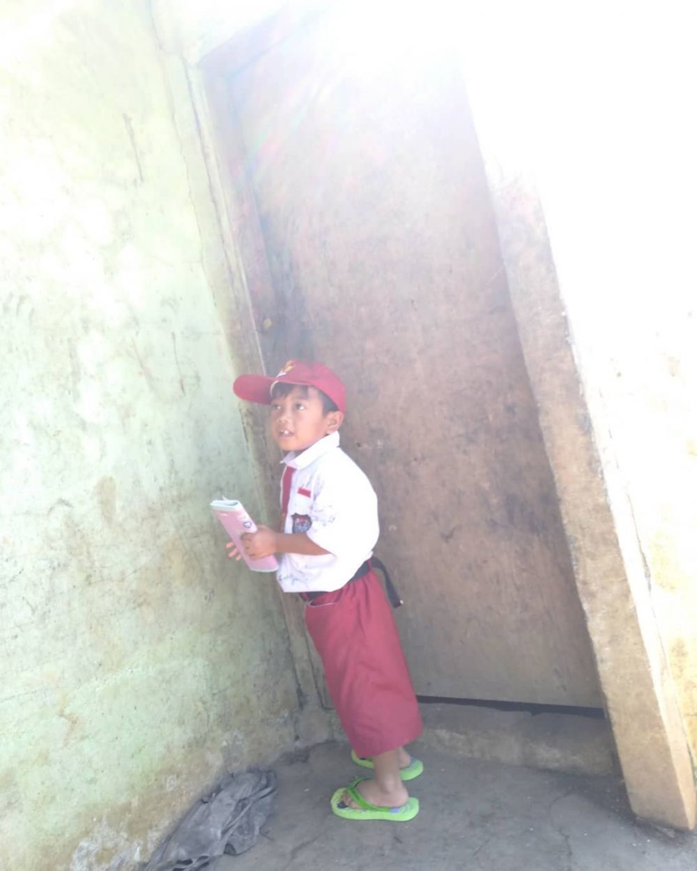 Kisah Jodi, bocah SD asal Kuningan ke sekolah tanpa alas kaki