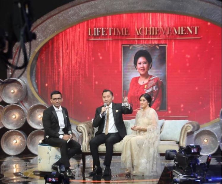 7 Momen Lifetime Achievement Ani Yudhoyono, reaksi Ibas bikin haru