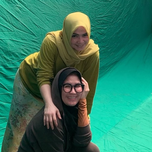 Bak kakak-adik, ini 10 potret kompak Rieta Amilia & Nicky Astria