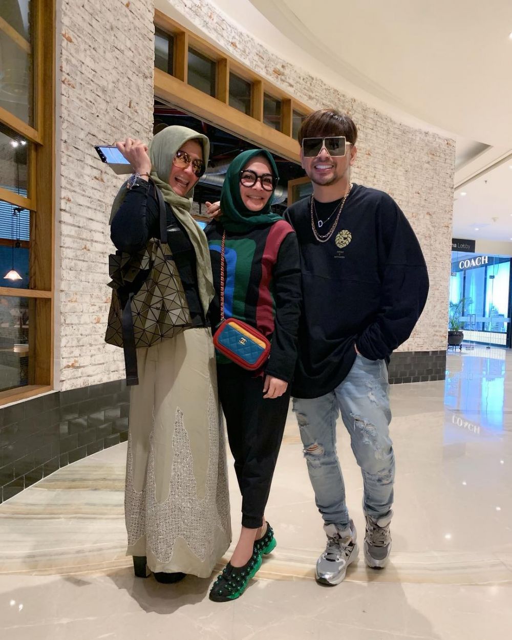 Bak kakak-adik, ini 10 potret kompak Rieta Amilia & Nicky Astria