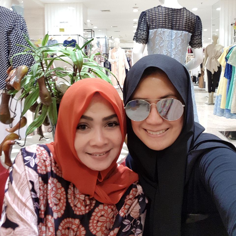 Bak kakak-adik, ini 10 potret kompak Rieta Amilia & Nicky Astria