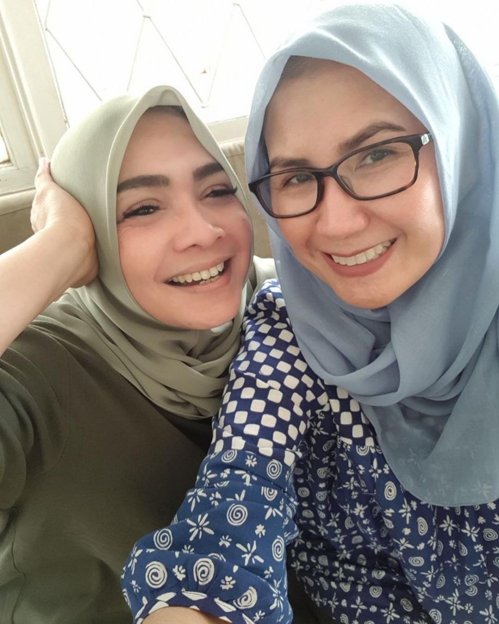 Bak kakak-adik, ini 10 potret kompak Rieta Amilia & Nicky Astria