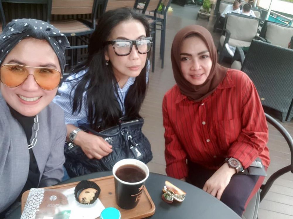 Bak kakak-adik, ini 10 potret kompak Rieta Amilia & Nicky Astria