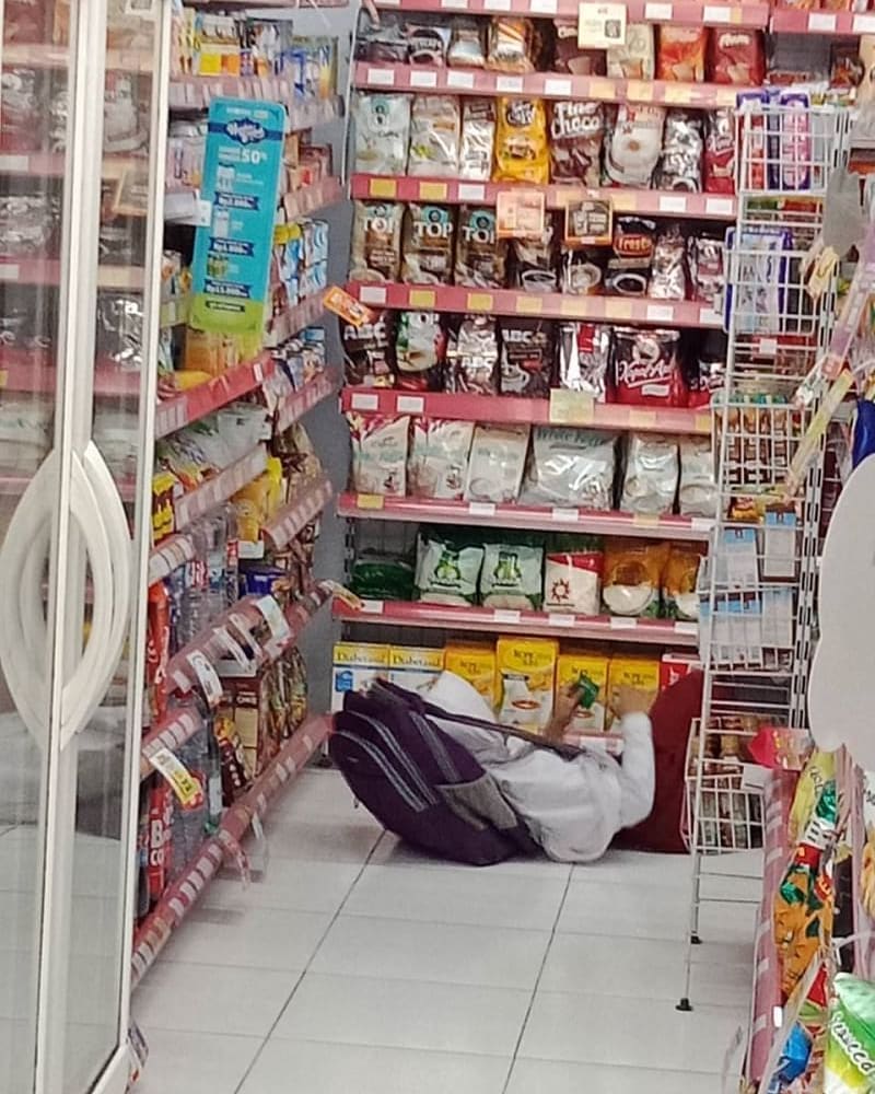 8 Kelakuan lucu cara orang permudah hidup ini bikin geleng kepala