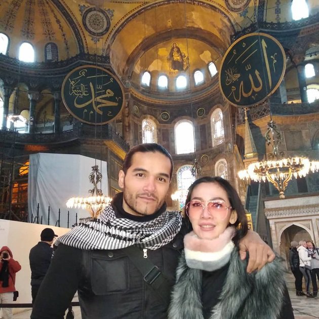 Rayakan anniversary ke-15, ini 8 momen kenangan Romy Rafael & istri