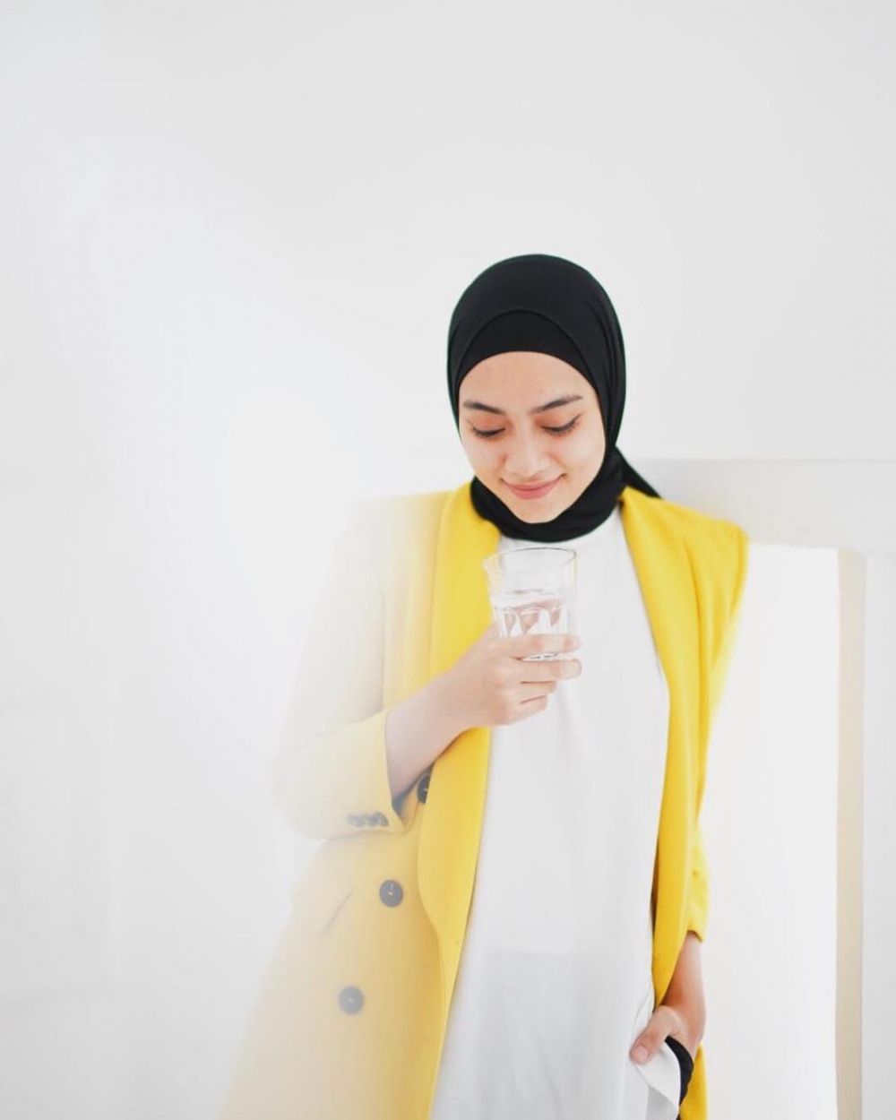 15 Gaya outfit ala Ayudia Bing Slamet, feminin minimalis 