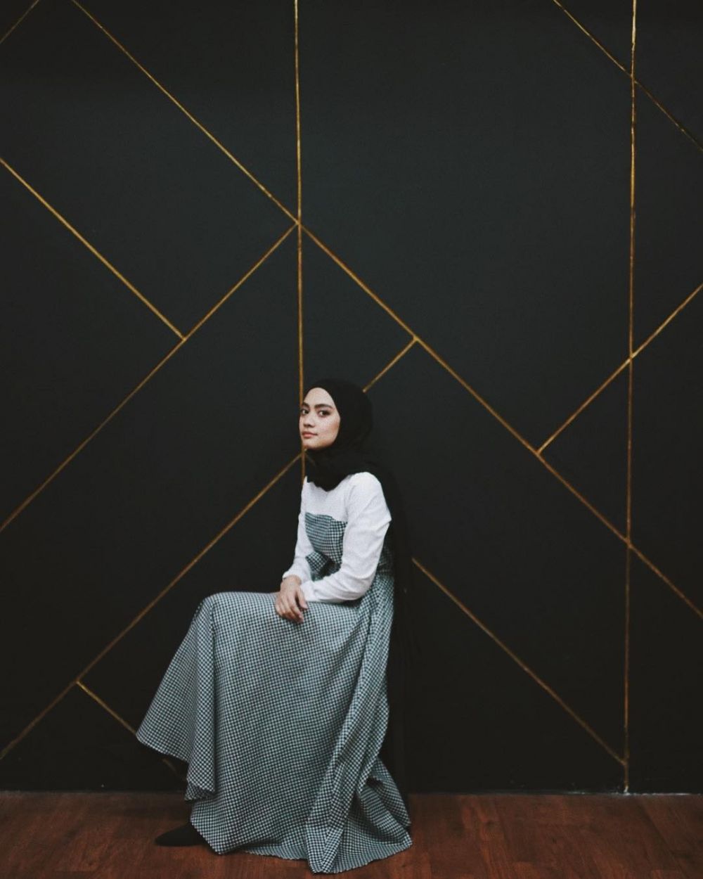 15 Gaya outfit ala Ayudia Bing Slamet, feminin minimalis 