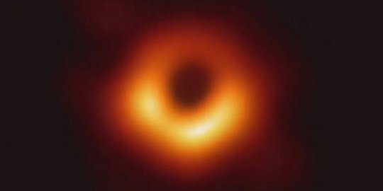 7 Potret bersejarah ini ungkap rahasia antariksa, ada foto black hole