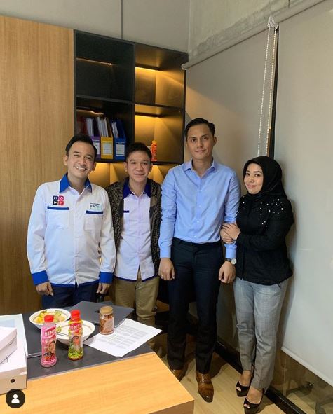 Muzdalifah berkunjung ke kantor Ruben Onsu, posenya jadi sorotan