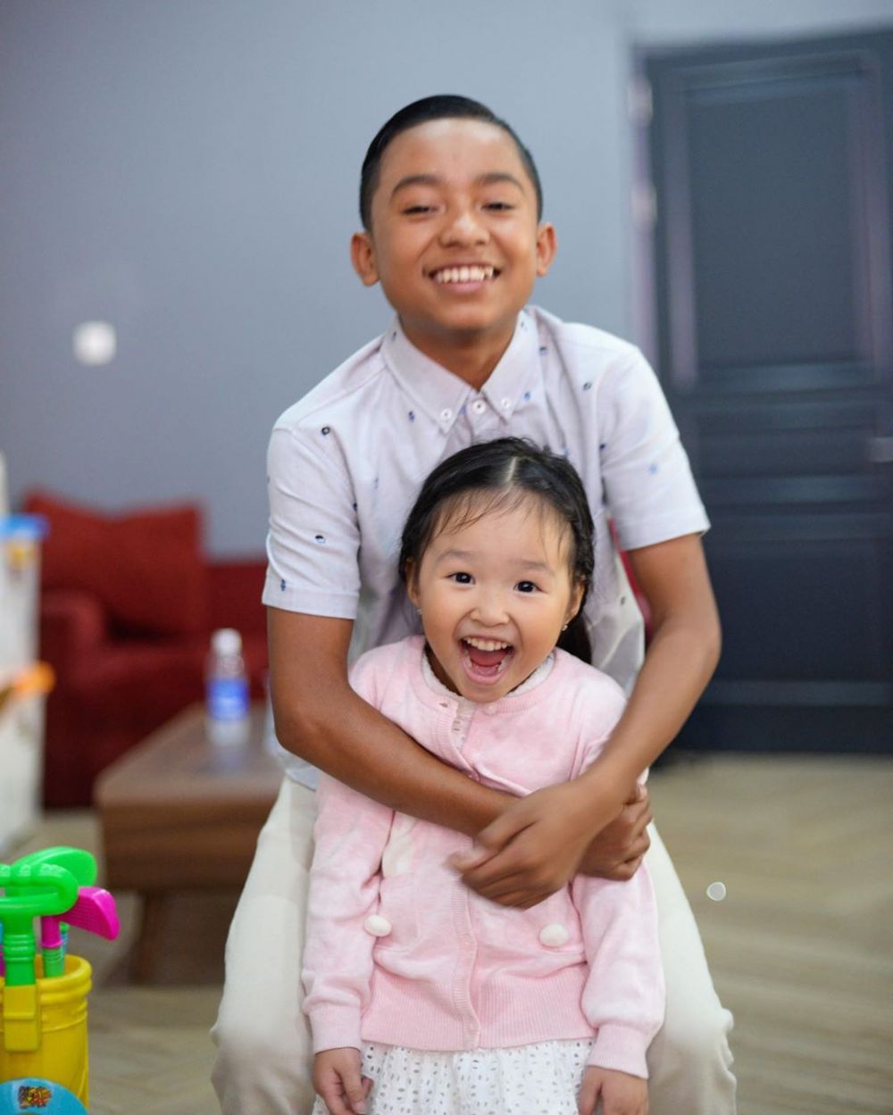 10 Potret kedekatan Ruben Onsu & putra angkatnya, penuh kasih