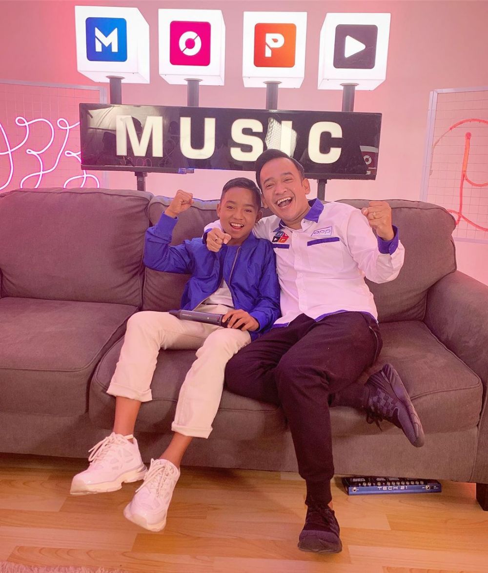 10 Potret kedekatan Ruben Onsu & putra angkatnya, penuh kasih