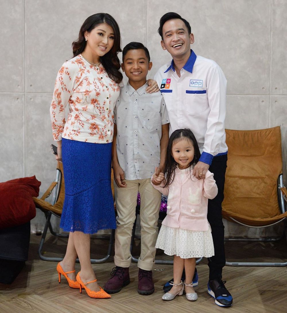 10 Potret kedekatan Ruben Onsu & putra angkatnya, penuh kasih