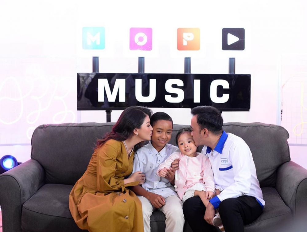 10 Potret kedekatan Ruben Onsu & putra angkatnya, penuh kasih