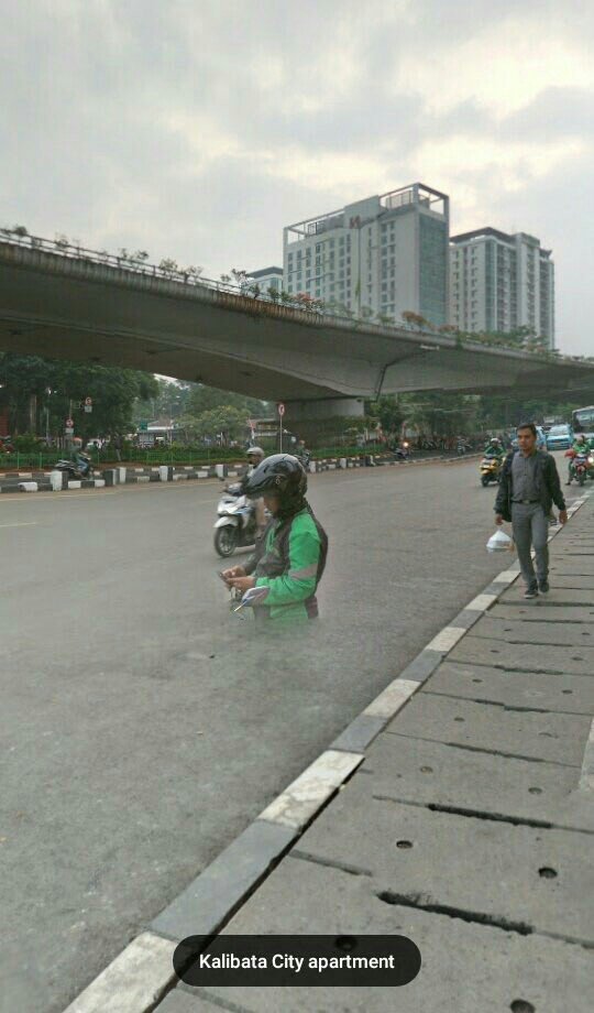 10 Momen orang terekam Google Street View fail abis, bikin ngakak