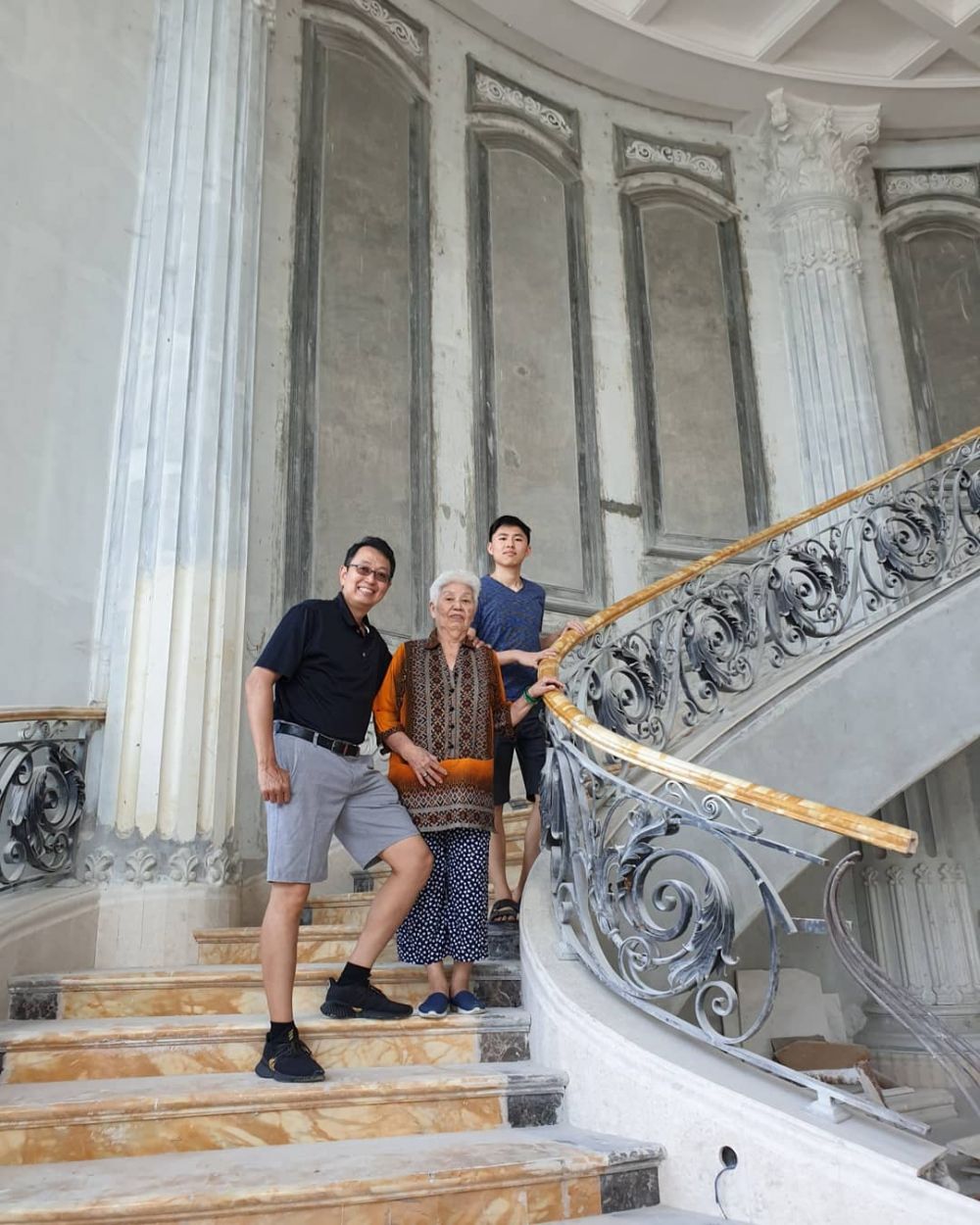 8 Potret rumah baru Tung Desem Waringin, ada helipadnya