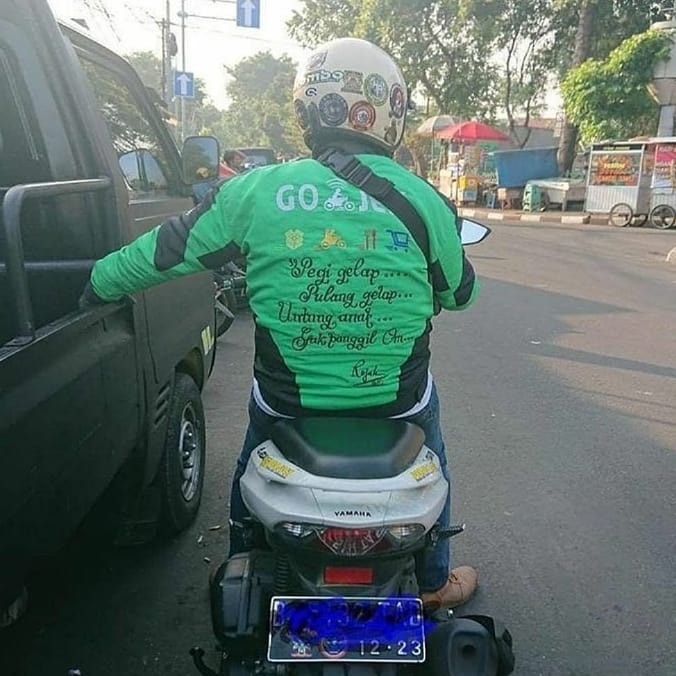 8 Tulisan nyeleneh di jaket driver ojek online ini bikin cekikikan