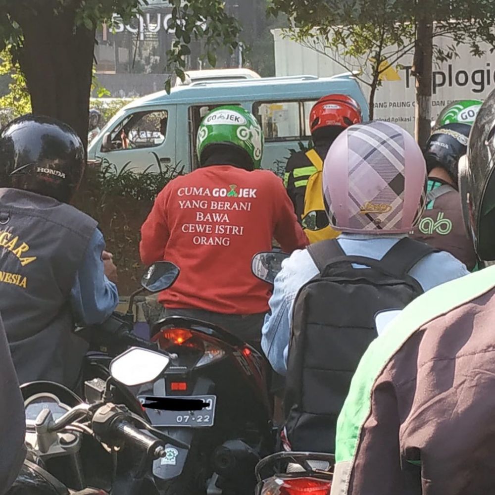 8 Tulisan nyeleneh di jaket driver ojek online ini bikin cekikikan