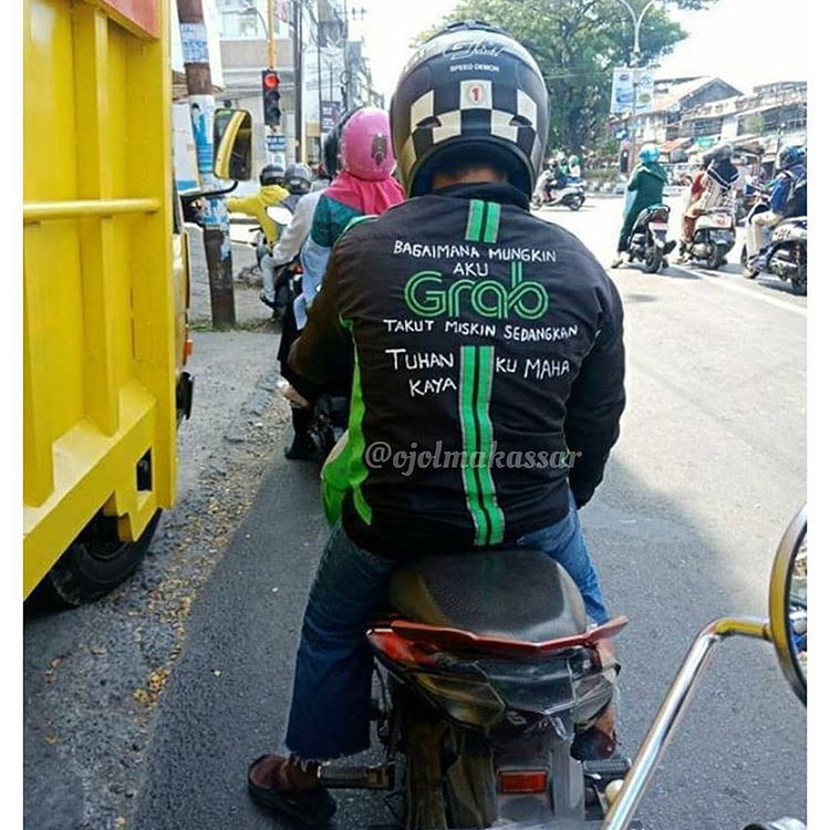 8 Tulisan nyeleneh di jaket driver ojek online ini bikin cekikikan