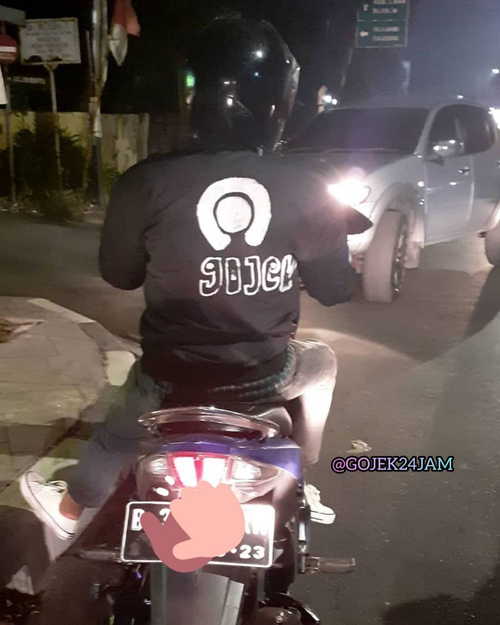 8 Tulisan nyeleneh di jaket driver ojek online ini bikin cekikikan