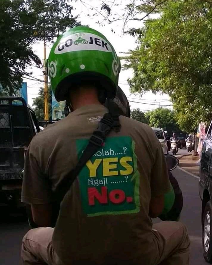 8 Tulisan nyeleneh di jaket driver ojek online ini bikin cekikikan