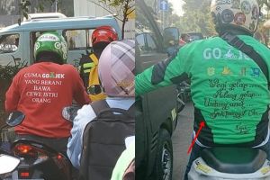 8 Tulisan nyeleneh di jaket driver ojek online ini bikin cekikikan