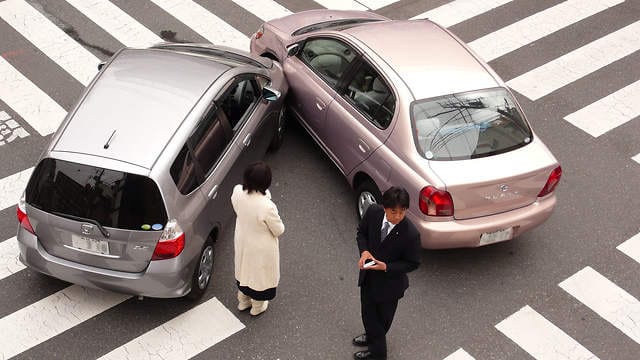12 Potret kondisi mobil usai kecelakaan ini bikin geleng kepala