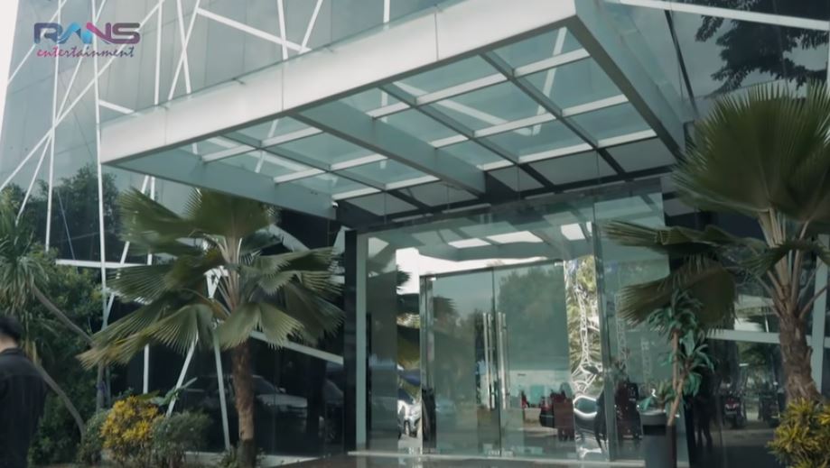 10 Penampakan kantor Eko Patrio, rooftopnya bak lapangan bola