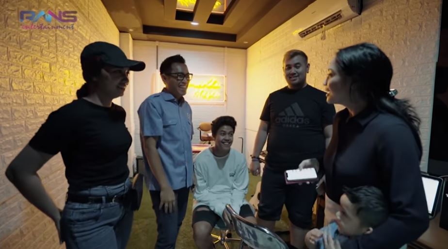 10 Penampakan kantor Eko Patrio, rooftopnya bak lapangan bola