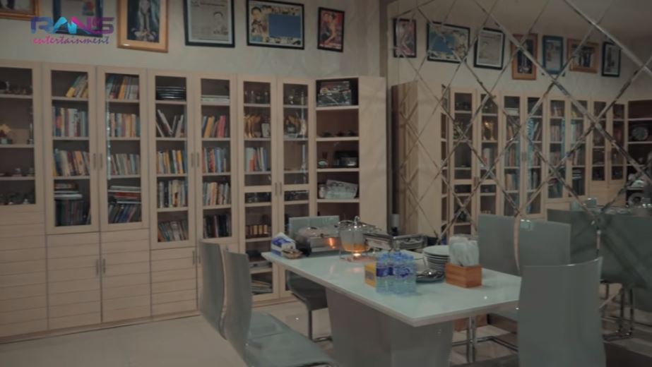 10 Penampakan kantor Eko Patrio, rooftopnya bak lapangan bola