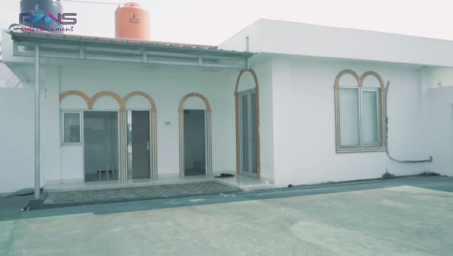 10 Penampakan kantor Eko Patrio, rooftopnya bak lapangan bola