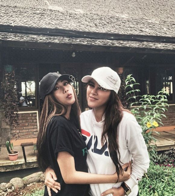 Momen kedekatan 10 seleb cantik dengan keponakannya, curi perhatian