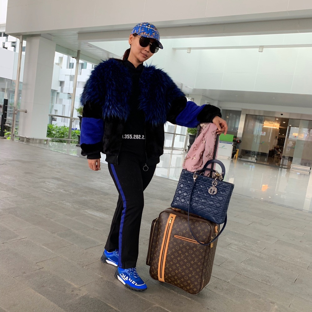  12 Gaya airport fashion Inul Daratista, penuh barang mewah
