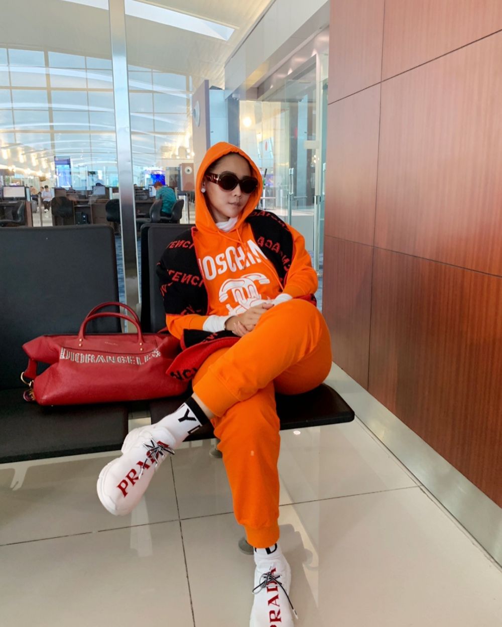  12 Gaya airport fashion Inul Daratista, penuh barang mewah