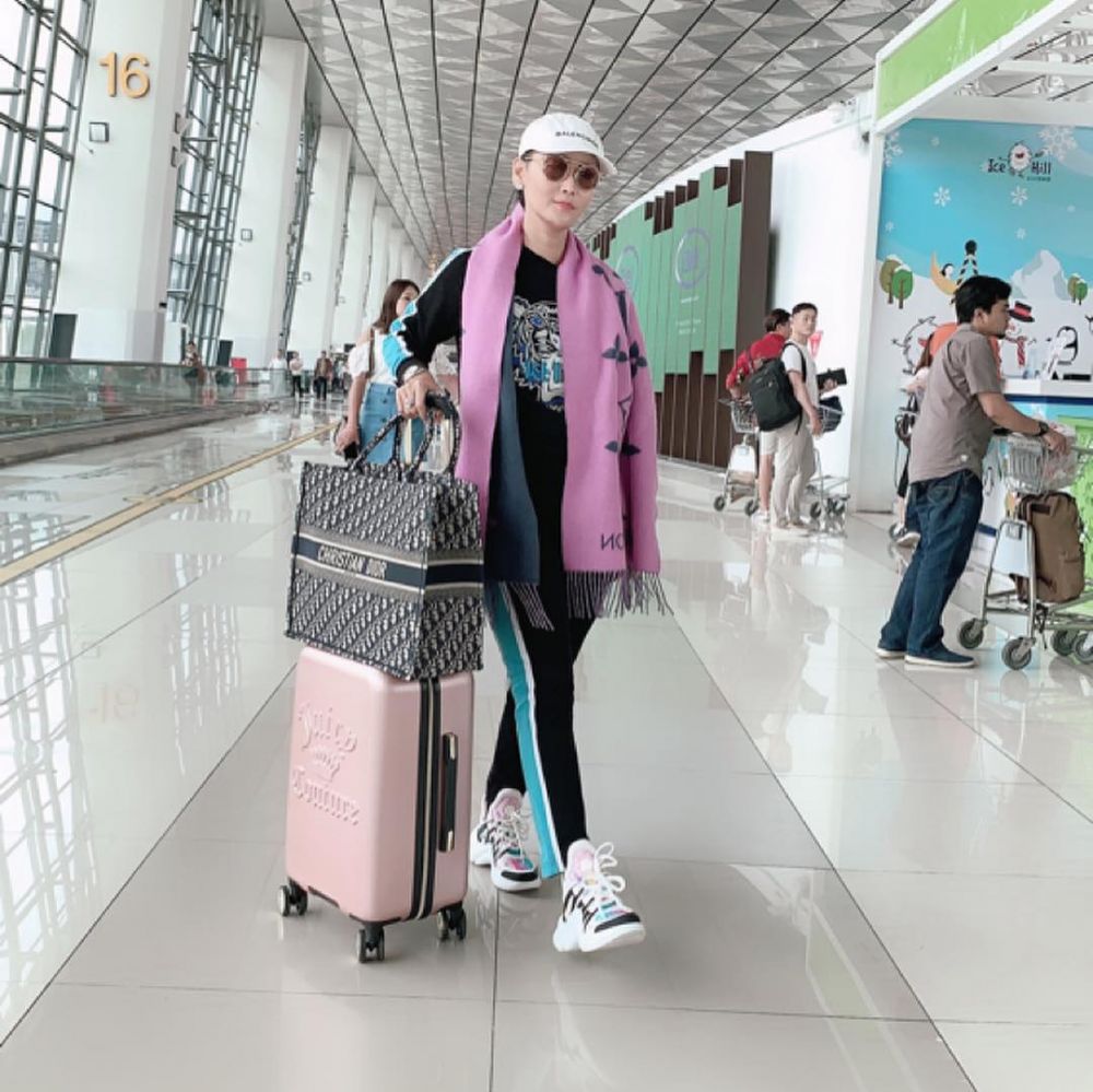  12 Gaya airport fashion Inul Daratista, penuh barang mewah