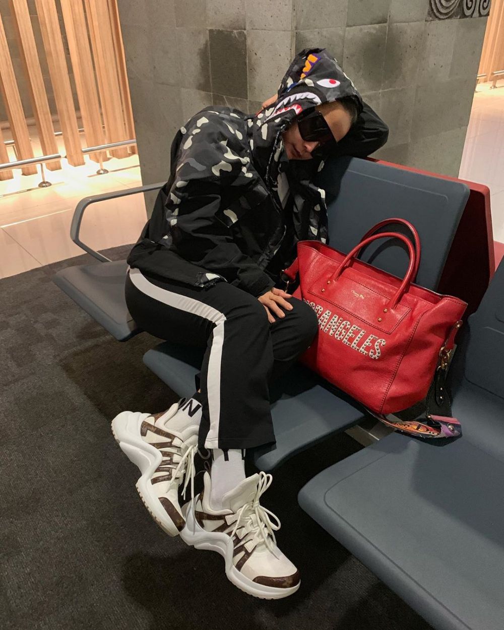  12 Gaya airport fashion Inul Daratista, penuh barang mewah