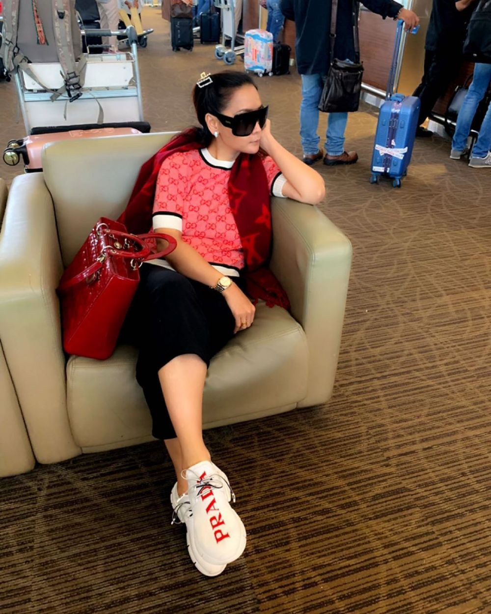  12 Gaya airport fashion Inul Daratista, penuh barang mewah