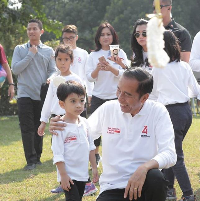 7 Momen Jan Ethes lomba makan kerupuk, didampingi Jokowi