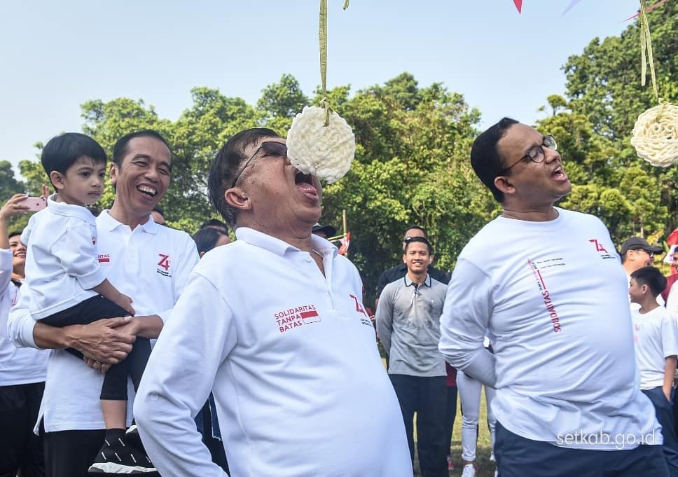 7 Momen Jan Ethes lomba makan kerupuk, didampingi Jokowi