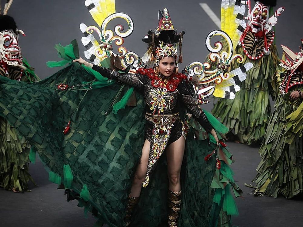 10 Momen Cinta Laura tampil di Jember Fashion Carnaval, memesona